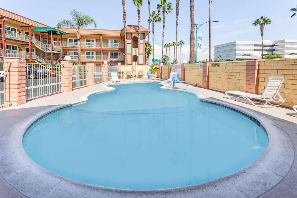 Super 8 By Wyndham Anaheim/Disneyland Drive Ngoại thất bức ảnh